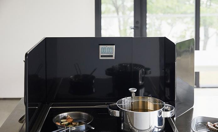 |用了5年的厨房，多亏在灶台加个伸缩挡油板，台面整洁不用天天擦