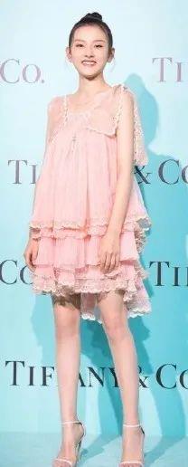 周游|童星光环出道，手持逆天资源，可这位小花怎么越来越网红了？