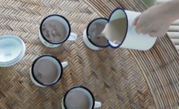 黄磊@《向往4》黄磊给吴昕做“奶茶”，看清里面放的啥，网友：忍不了！