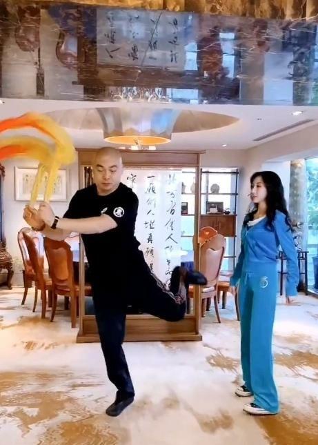 『程野』赵本山徒弟程野：如今大牌不离身，豪宅装修奢侈，名酒随处可见