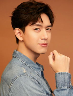 李现发文叮嘱粉丝：加强个人卫生意识，并向医护工作者致敬