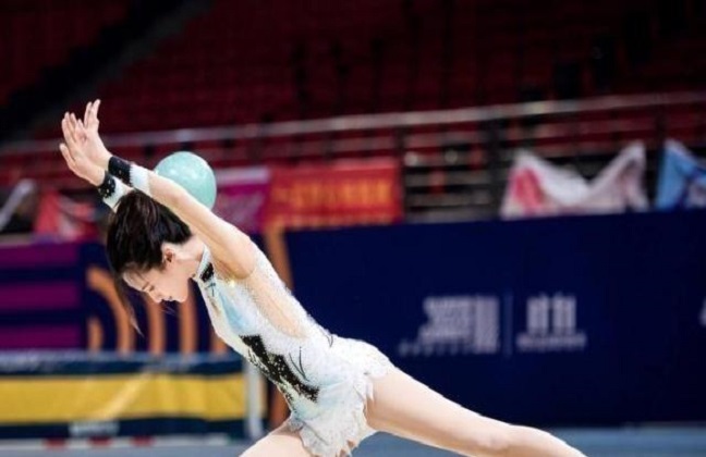 『』为何女运动员会“难为情”?穿三角裤比赛不算啥,这项规定最心酸