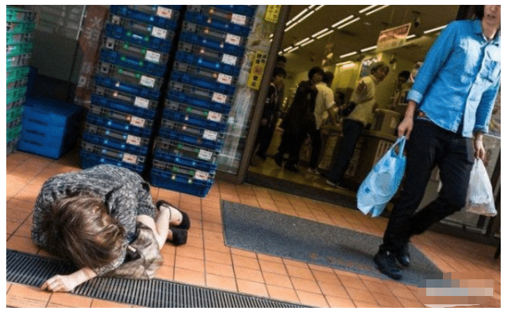 「日本」日本女生醉酒街头后的各种“丑态”,会怎样?