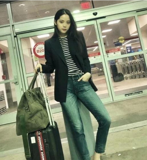 『欧阳娜娜』有种“发育过度”叫欧阳娜娜,当她半躺那一刻,男粉眼睛都直了!