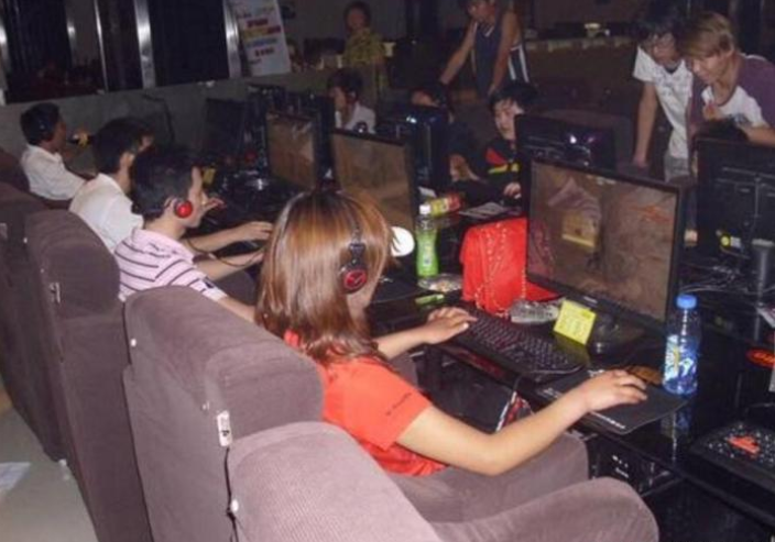 网吧|网吧老板挑战全网肝帝，包吃喝免费上网一年，但有一个条件…