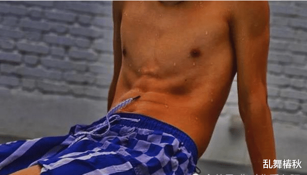 谢霆锋|张柏芝大儿子“发育过猛”，8块腹肌男人味十足，像极老爸谢霆锋