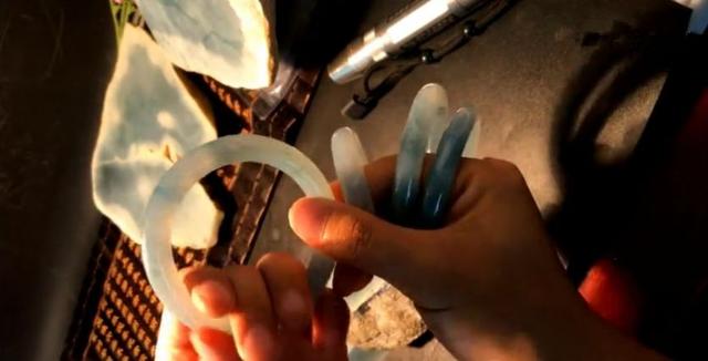 [冰种翡翠]缅甸人看走眼，五万放手的玉料被开大涨，成品更是惊喜不断！