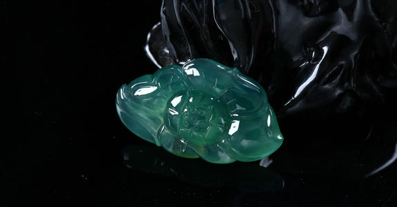 翡翠手串:酒桌“炫富”,500万翡翠手串被顺走,日常你会戴多贵的翡翠?