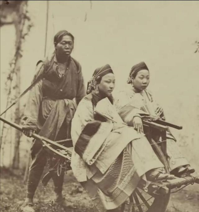 |清末真实照片，差官手握巨型斩马剑，宫女准许离宫“满面春风”