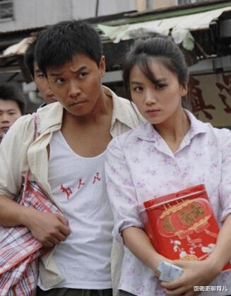 陈思诚:陈思诚“宠爱”了她三年,却转身娶了佟丽娅,如今37岁却变成了这样