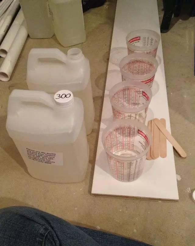 攒下2530个酒瓶盖，制作了一个别致吧台，完工后惊艳众人！