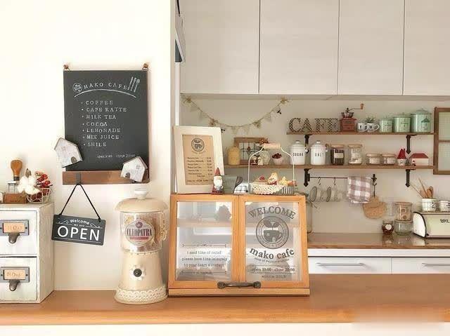 老年小妙招|日本一房一厅,沙发背靠开放厨房,墙面做层板收纳,空间宽敞不杂乱