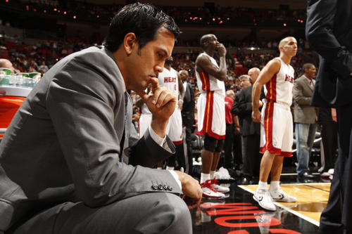 陈忠和|湖人队轻松灭掉热火，詹姆斯启蒙恩师彻夜难眠，韦德出手支招斯帅