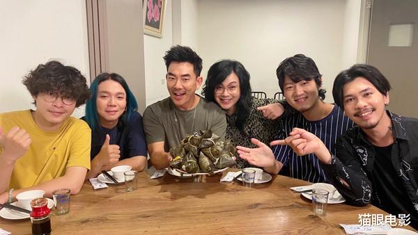 任贤齐▲54岁任贤齐回归颜值巅峰！与后辈聚餐却遭\针对\，中途气到走人