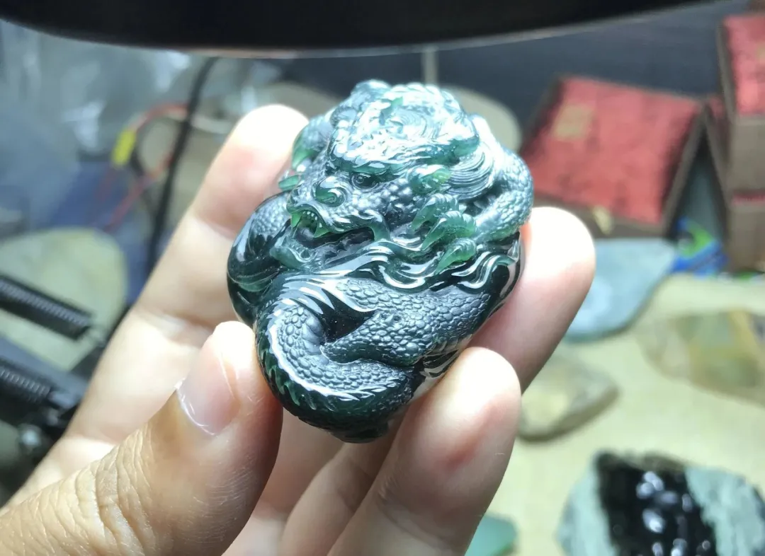 翡翠|南奇场口的脱沙老蓝水翡翠原石，应客户要求设计龙，出货太霸气了！