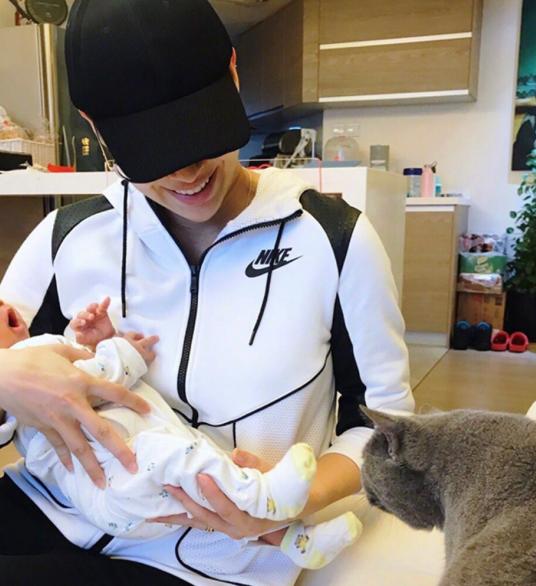 胡杏儿|走进胡杏儿结婚后的家,香港房子都太小了,客厅要跟厨房挤在一起