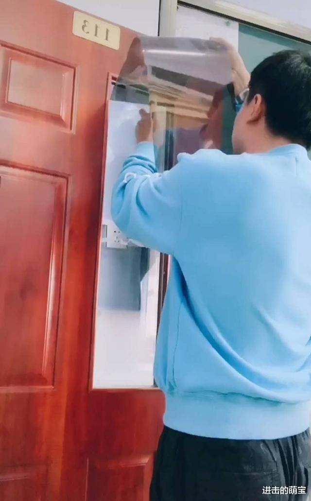 教室|班主任给教室门玻璃贴“太阳膜”，只能在外往屋内看，学生：糟老头坏极了