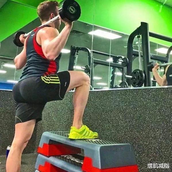 翘臀|男人练臀不是骚!6个练臀的动作,男女都不容易错过
