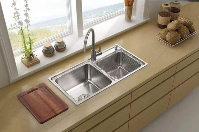 |厨房灶台水槽放拐角？鸡肋空间巧利用，台面多出放菜区 ，真棒！