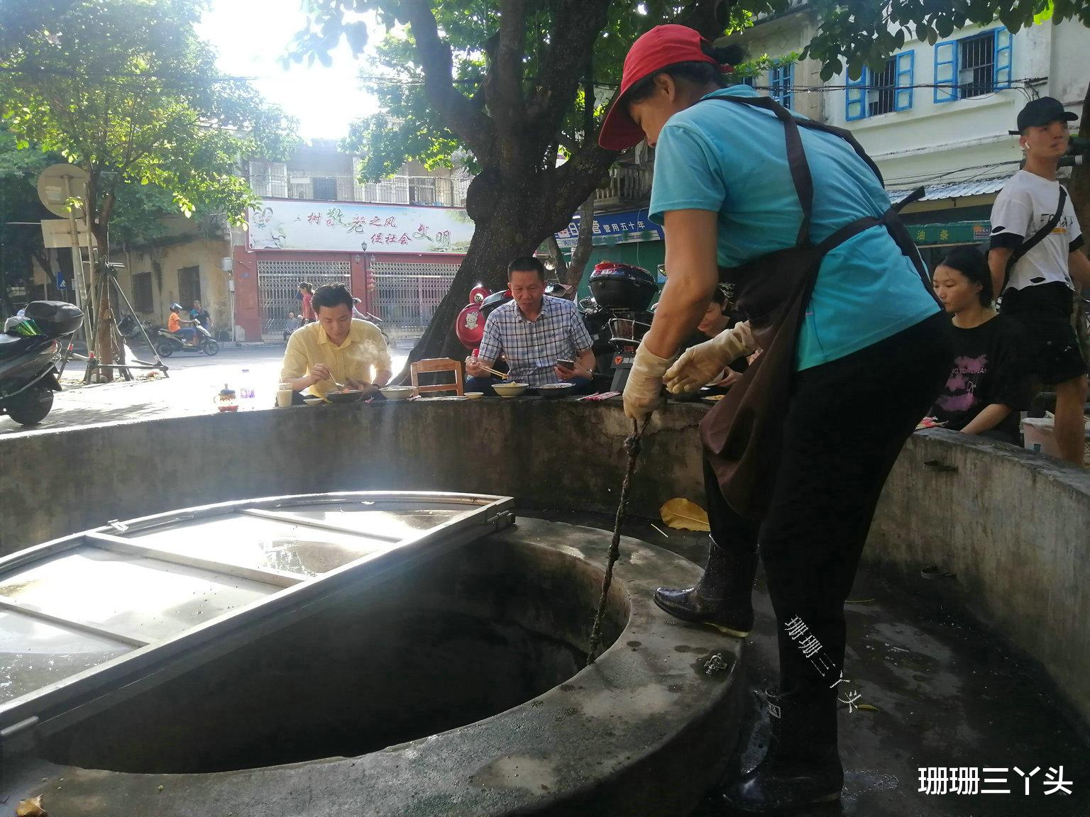 珊珊三丫头|湛江这水井旁食店，是“隐秘的角落”拍摄场景地，20元吃海鲜捞粉