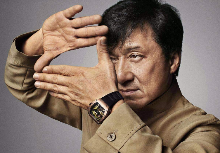 成龙▲成龙铁杆粉丝,曾经疯狂追成龙,不小心把自己追成了国际巨星