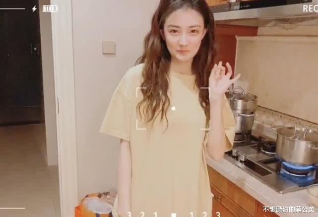 #徐璐#徐璐自制“杨梅荔枝冰”，张铭恩帮女友烤肉低调出镜，两人好浪漫