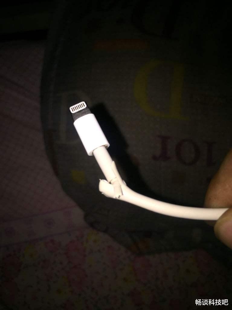 iPhone|为什么苹果充电线这么容易坏?官网售价145真的有人还在买?