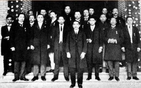 『袁世凯』革命胜利孙中山为何让袁世凯当大总统？课本没有告诉我们真实原因