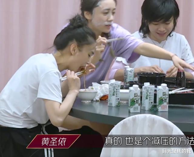 美甲▲有种炫富叫黄圣依的美甲，明明很贵却像没做过，富太的精致我不懂