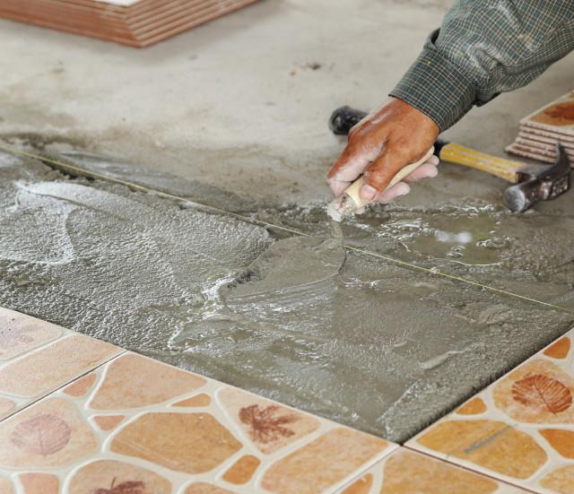 |为何有些农村房子一层不贴地面砖，只用水泥地面？有啥好处？