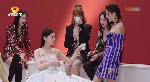 姐姐|《浪姐》各有目的？张萌找演员，黄圣依找人给老公新公司录视频