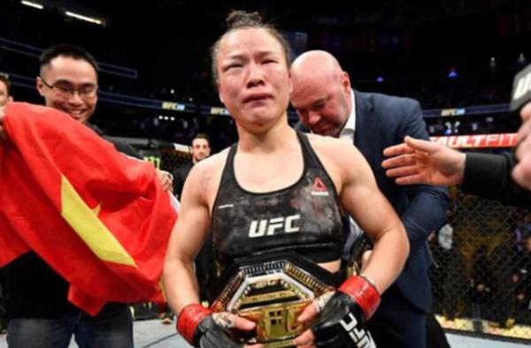 [张伟丽]张伟丽击败乔安娜观众全体起立致敬：用中国人的方式赢得西方尊重