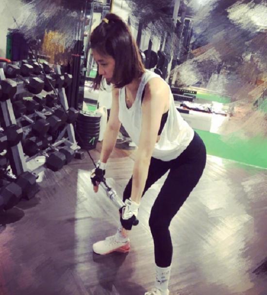 贾静雯|46岁的贾静雯没有了美颜滤镜，即使身穿V字领长裙，也难掩老态