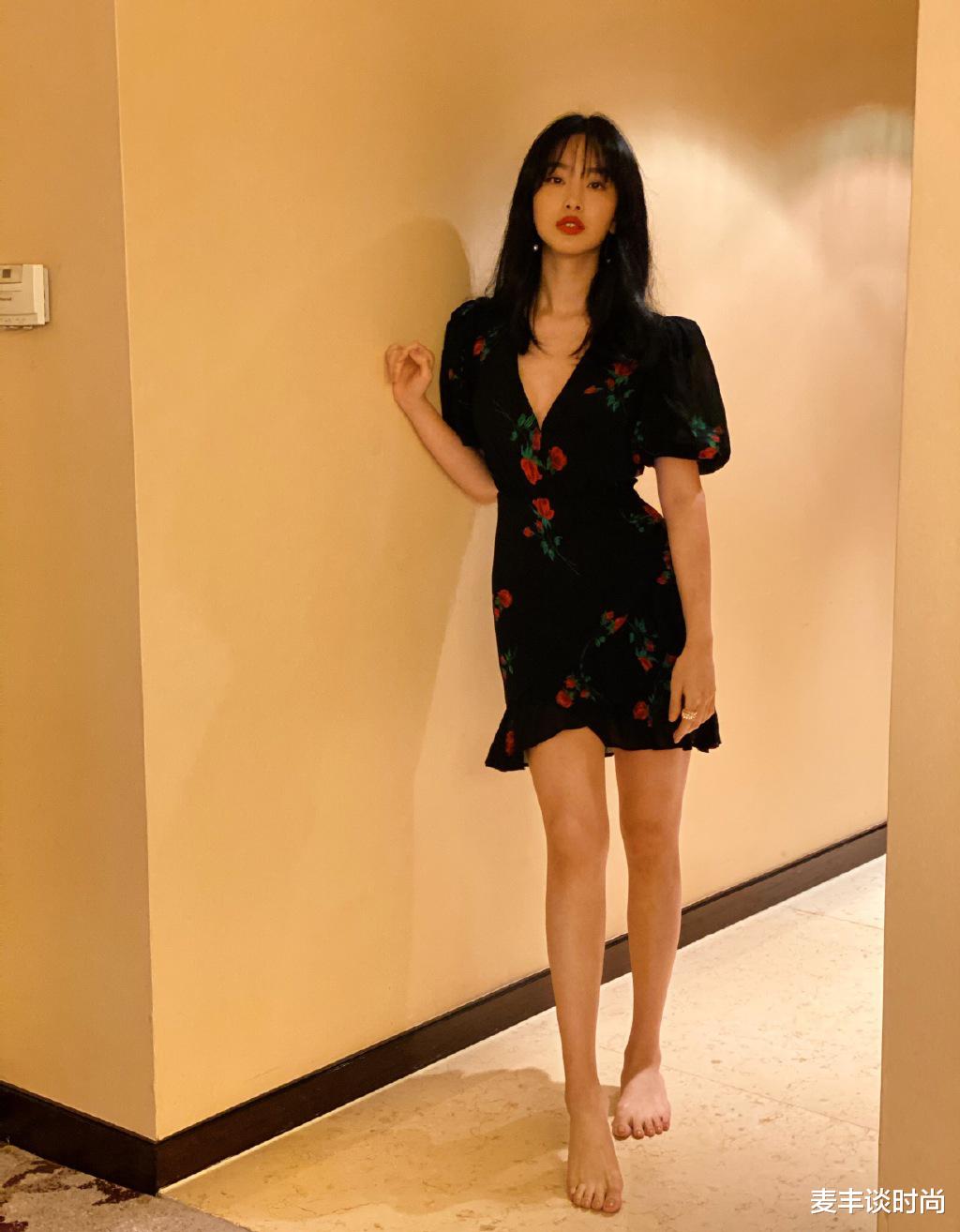 「杨采钰」杨采钰真是贵族名媛，穿V领玫瑰印花裙，配红唇黑发美得好复古