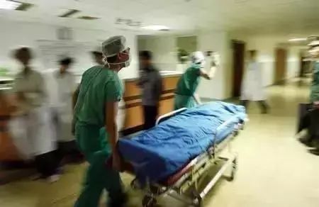 脑出血▲35岁男子，脑出血离世，提醒：睡前最忌一件事，最好少做