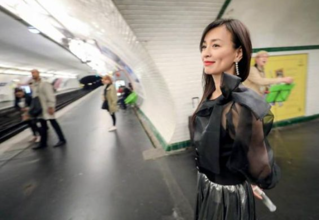 张庭|张庭明道合体做宣传，离开滤镜真实状态被曝光，皮肤很差老态明显