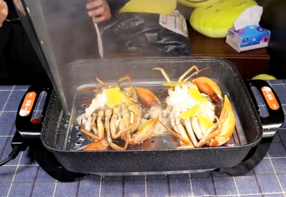 青蟹|最“傻”主播买青蟹，2只花180元，以为赚了，掰开后：人傻钱多！