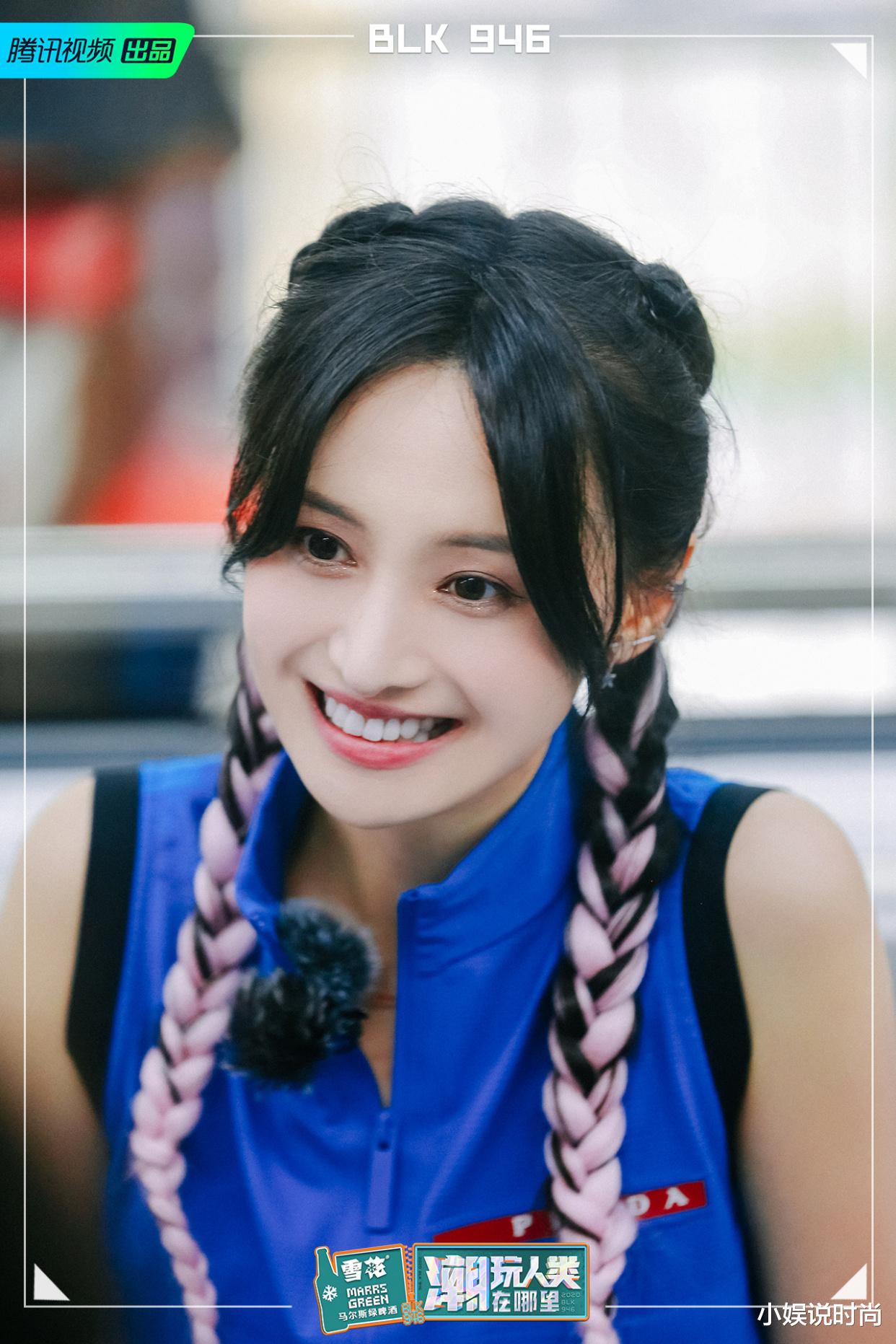 |郑爽不愧是“小仙女”,一身蓝色工装+挑染马尾,又美又飒好养眼