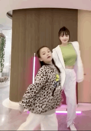 李小璐|李小璐携甜馨跳舞，母女俩动作同步一个甜美一个高冷，相处如闺蜜