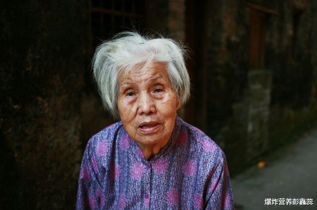 肝癌|白头发的“祸根”找到了，营养师：多吃这4类食物，打败它