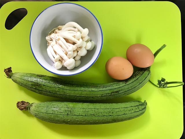 「小龙虾」5月要多喝丝瓜汤,丝瓜和它搭配煮汤是绝配,鲜味十足比肉汤过瘾