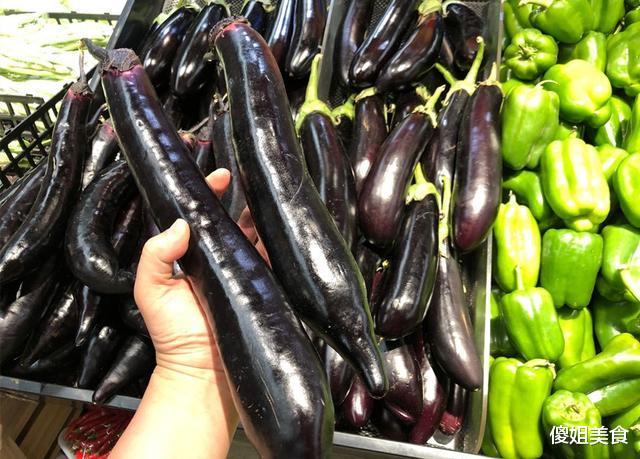 茄子@买茄子时,挑直的还是弯的好?老菜农说漏嘴,以后别乱买了