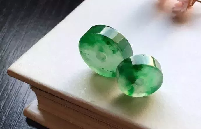 「翡翠」翡翠切工有多重要？只要切得对，价格翻十倍！