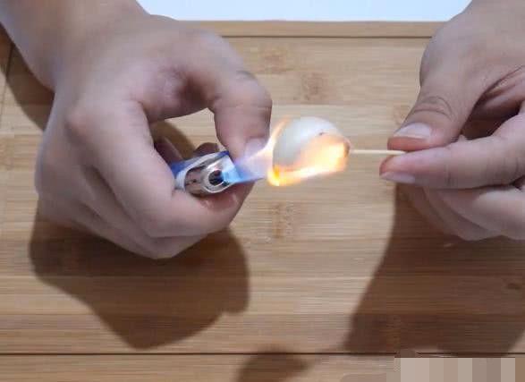 大蒜|大蒜放火上烤一烤，万千男女的难言之隐就此解决，试试你就知道了