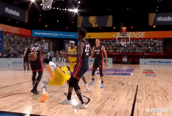 湖人队|老詹被按倒在地！湖人34老将不扶却先挡住他，看穿对手小伎俩？