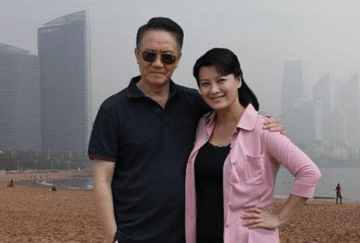 李云龙|李云龙假戏真做，拍完戏之后就和妻子离婚，跟小13岁的她领证了