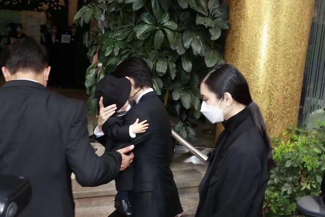 奚梦瑶|赌王葬礼奚梦瑶逗儿子！把葬礼服穿出超模范，一旁老公却无心玩闹