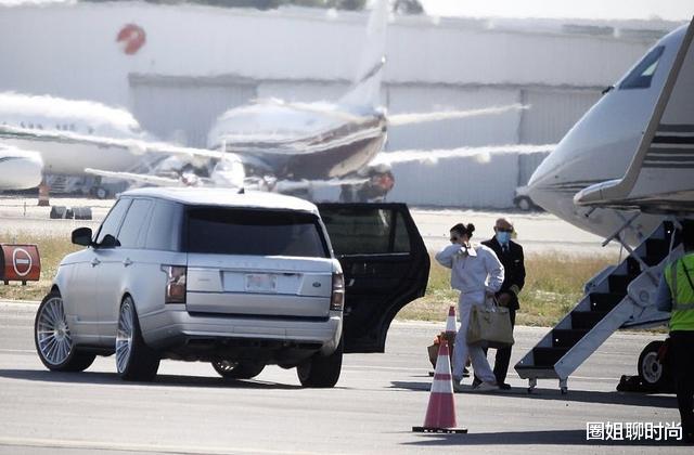 金卡戴珊車內痛哭後首露面，現身機場手拎40萬包，乘坐私人飛機-圖8