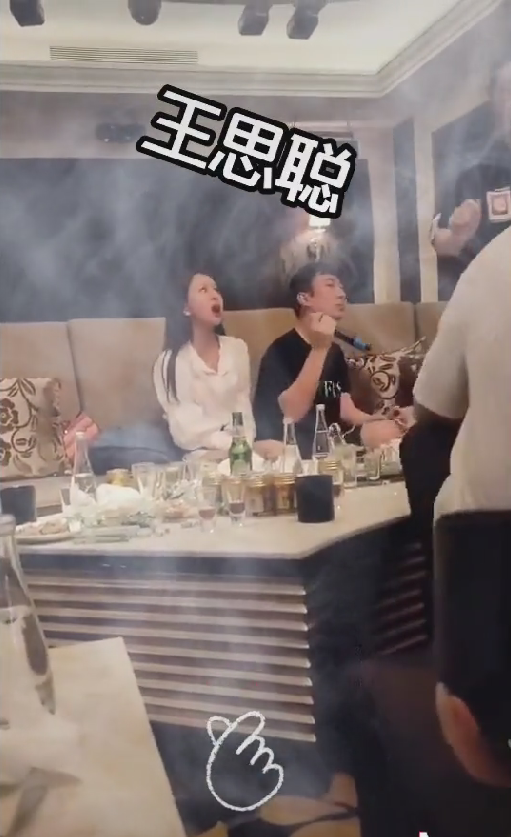 王思聪|口味变了？王思聪KTV唱歌还猛吸烟，身边陪伴“无眉女”与昔日网红差距大
