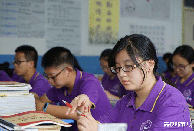 「」面对复读生越来越多的现状，应届高考生们应该怎么办？